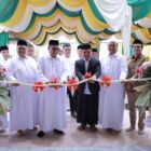 Bupati Aceh Besar H. Muharram Idris memotong pita pada peresmian Masjid Ibnu Abu Bakar yang berada di lingkungan RSU Putri Bidadari Aceh, Kecamatan Darul Imarah, Kabupaten Aceh Besar, Jumat (7/8/2026). Foto: Dok. Prokopim Aceh Besar