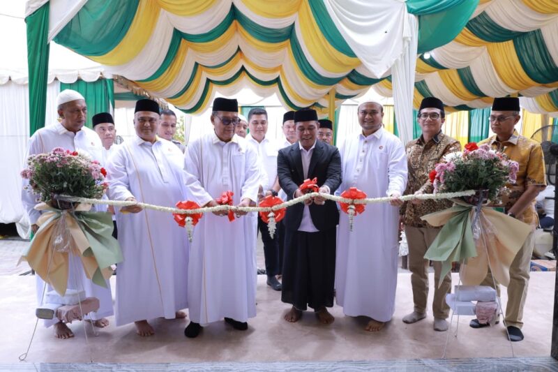 Bupati Aceh Besar H. Muharram Idris memotong pita pada peresmian Masjid Ibnu Abu Bakar yang berada di lingkungan RSU Putri Bidadari Aceh, Kecamatan Darul Imarah, Kabupaten Aceh Besar, Jumat (7/8/2026). Foto: Dok. Prokopim Aceh Besar