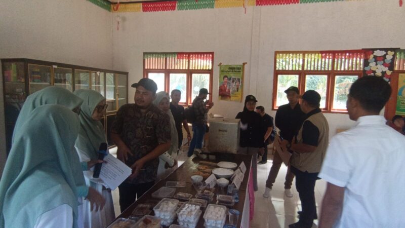 Tim Juri Pelindo Multi Terminal meninjau dekorasi dan ornamen lingkungan dalam Lomba Menghias Kampung di Gampong Jruek Bak Kreh, Kecamatan Indrapuri, Aceh Besar, Sabtu (15/8/2026). Foto: Dok. Istimewa