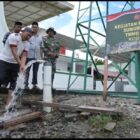 Personel Satgas TMMD Ke-129 Kodim 0102/Pidie meninjau sumur bor di Komplek Meunasah Gampong Lhok Panah, Kecamatan Sakti, Kamis (6/8/2026). Foto: Dok. Istimewa