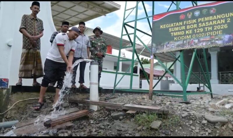 Personel Satgas TMMD Ke-129 Kodim 0102/Pidie meninjau sumur bor di Komplek Meunasah Gampong Lhok Panah, Kecamatan Sakti, Kamis (6/8/2026). Foto: Dok. Istimewa 