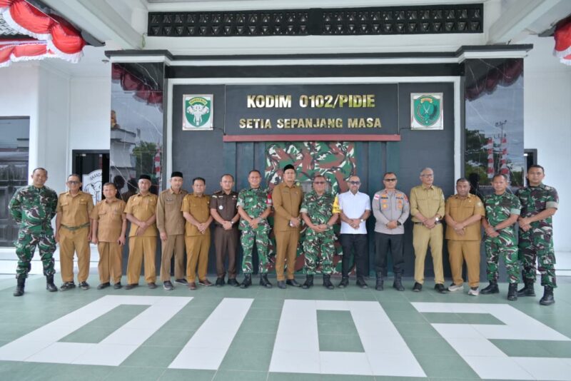 Ketua Tim Wasev PJO TMMD ke-129 Brigjen TNI Bambang Sulistyo Hery T. bersama Forkopimda Kabupaten Pidie saat melakukan kunjungan kerja ke Makodim 0102/Pidie untuk meninjau pelaksanaan Program TMMD, Rabu (5/8/2026). Foto: Dok. Istimewa