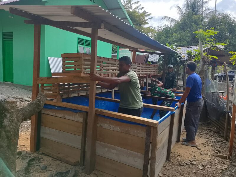 Lima unit kandang ayam petelur dan kolam ikan lele yang dibangun Satgas TMMD ke-129 Kodim 0102/Pidie untuk penerima manfaat rehabilitasi RTLH di Desa Lhok Panah, Kecamatan Sakti, Pidie, telah rampung dan siap dimanfaatkan, Senin (10/8/2026). Foto: Dok. Istimewa 
