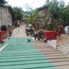 Personel Babinsa Kodim 0108/Aceh Tenggara bersama warga bergotong royong menyelesaikan pengecatan Jembatan Gantung Perintis di Desa Kuning Abadi, Kecamatan Ketambe, yang kini telah mencapai progres pembangunan 95,5 persen, Selasa (4/8/2026). Foto: Dok. Istimewa