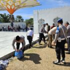 Wakapolda Aceh Brigjen Pol. Ari Wahyu Widodo bersama personel Polda Aceh membersihkan sampah di sekitar Masjid Raya Baiturrahman usai pelaksanaan zikir memperingati Hari Damai Aceh (HDA) ke-21, Sabtu (15/8/2026). Foto: Dok. Istimewa 