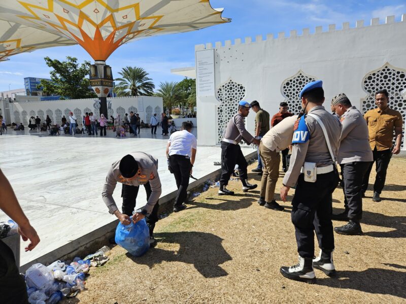 Wakapolda Aceh Brigjen Pol. Ari Wahyu Widodo bersama personel Polda Aceh membersihkan sampah di sekitar Masjid Raya Baiturrahman usai pelaksanaan zikir memperingati Hari Damai Aceh (HDA) ke-21, Sabtu (15/8/2026). Foto: Dok. Istimewa 