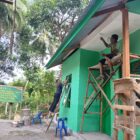 Personel Satgas TMMD Reguler ke-129 Kodim 0102/Pidie melakukan pengecatan bagian dalam dan luar rumah milik Mulyana Nanda di Desa Lhok Panah, Kecamatan Sakti, Kabupaten Pidie, yang telah memasuki tahap finishing, Jumat (7/8/2026). Foto: Dok. Istimewa
