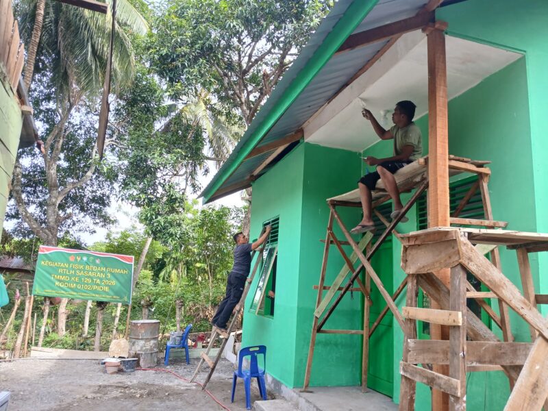 Personel Satgas TMMD Reguler ke-129 Kodim 0102/Pidie melakukan pengecatan bagian dalam dan luar rumah milik Mulyana Nanda di Desa Lhok Panah, Kecamatan Sakti, Kabupaten Pidie, yang telah memasuki tahap finishing, Jumat (7/8/2026). Foto: Dok. Istimewa 