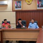 Bupati Aceh Barat Tarmizi SP, MM memimpin pertemuan bersama pimpinan perusahaan swasta dan BUMN yang beroperasi di Aceh Barat untuk membahas komitmen CSR dan dukungan terhadap pembangunan daerah di Aula Teuku Umar Setdakab Aceh Barat, Kamis (27/8/2026). Foto: Dok. Istimewa