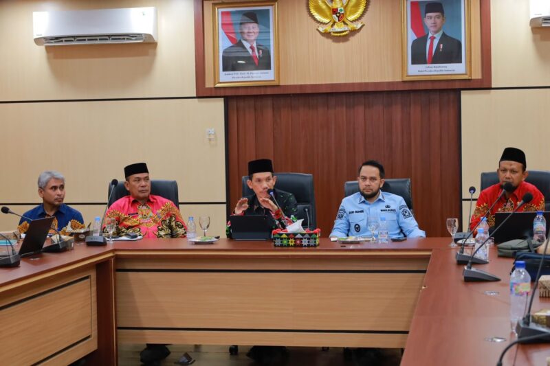 Bupati Aceh Barat Tarmizi SP, MM memimpin pertemuan bersama pimpinan perusahaan swasta dan BUMN yang beroperasi di Aceh Barat untuk membahas komitmen CSR dan dukungan terhadap pembangunan daerah di Aula Teuku Umar Setdakab Aceh Barat, Kamis (27/8/2026). Foto: Dok. Istimewa 