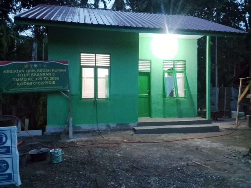 Satgas TMMD ke-129 Kodim 0102/Pidie menyelesaikan rehabilitasi Rumah Tidak Layak Huni (RTLH) milik Umar Amin di Desa Lhok Panah, Kecamatan Sakti, Kabupaten Pidie, Sabtu (8/8/2026). Foto: Dok. Istimewa 