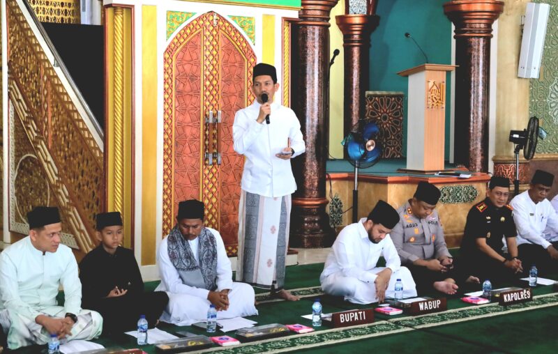 Bupati Aceh Barat Tarmizi bersama jajaran Forkopimda dan ASN mengikuti Zikir dan Doa Tolak Bala Rabu Abeh di Masjid Agung Baitul Makmur, Rabu (12/8/2026). Foto: Dok. Istimewa 