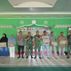 Ketua Tim Wasev TMMD Ke-129 Brigjen TNI Bambang Sulistyo Hery T. menyerahkan bantuan paket sembako kepada masyarakat saat kegiatan tatap muka di Meunasah Desa Lhok Panah, Kecamatan Sakti, Kabupaten Pidie, Rabu (5/8/2026). Foto: Dok. Istimewa