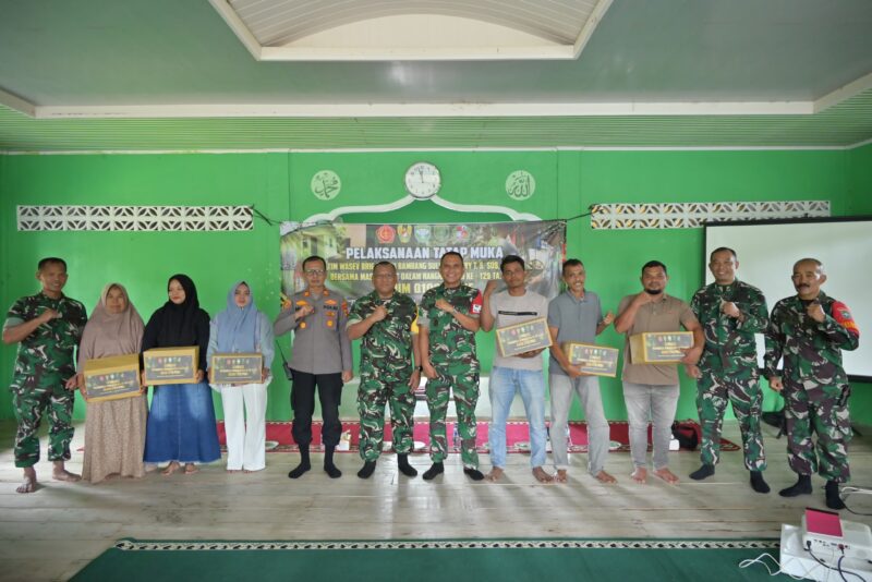 Ketua Tim Wasev TMMD Ke-129 Brigjen TNI Bambang Sulistyo Hery T. menyerahkan bantuan paket sembako kepada masyarakat saat kegiatan tatap muka di Meunasah Desa Lhok Panah, Kecamatan Sakti, Kabupaten Pidie, Rabu (5/8/2026). Foto: Dok. Istimewa 