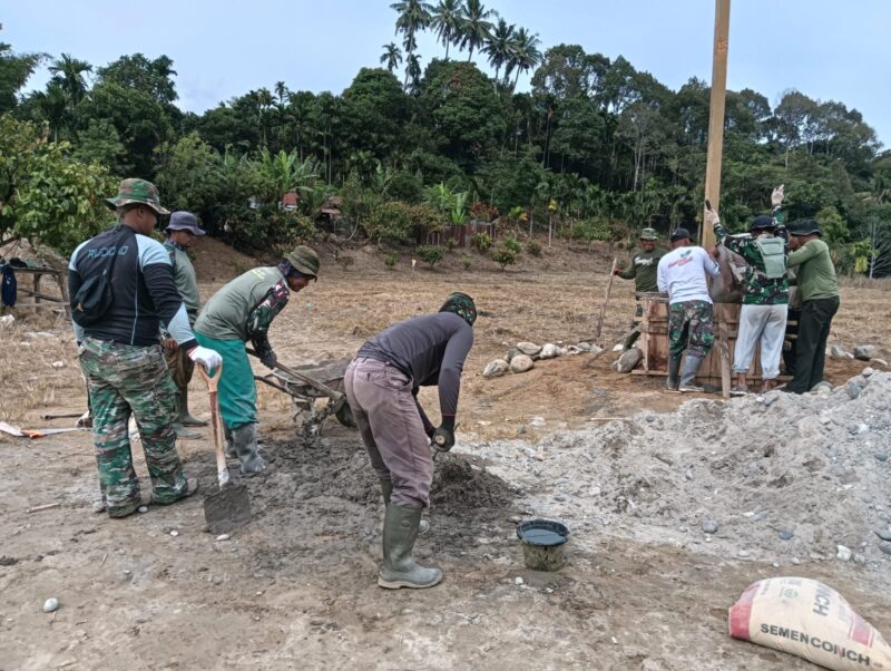 Babinsa Kodim 0108/Aceh Tenggara bersama Satgas pembangunan Jembatan Gantung Perintis dan masyarakat bergotong royong melakukan pengecatan tiang penahan jembatan di Desa Gulo, Kecamatan Darul Hasanah, Kamis (6/8/2026). Foto: Dok. Istimewa 