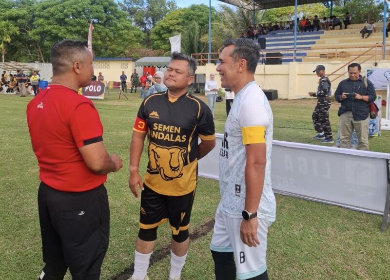 Ketua DPRK Aceh Besar Abdul Muchti bersama GM PT SBA Lhoknga R. Adi Santosa, Kepala Dispora Aceh Besar Abdullah, dan Ketua Club Carlos Lhoknga Zamzami melakukan tendangan pertama saat membuka Turnamen Carlos Cup 2026 di Lapangan Mini Carlos Lhoknga, Jumat (28/8/2026). Foto: Dok. Istimewa 