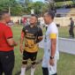 Ketua DPRK Aceh Besar Abdul Muchti bersama GM PT SBA Lhoknga R. Adi Santosa, Kepala Dispora Aceh Besar Abdullah, dan Ketua Club Carlos Lhoknga Zamzami melakukan tendangan pertama saat membuka Turnamen Carlos Cup 2026 di Lapangan Mini Carlos Lhoknga, Jumat (28/8/2026). Foto: Dok. Istimewa 