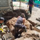Personel Satgas TMMD Reguler ke-129 Kodim 0107/Aceh Selatan melaksanakan pengecoran tiang penyangga tower air dalam pembangunan fasilitas sumur bor yang telah mencapai progres 50 persen di Desa Aur Pelumat, Kecamatan Labuhanhaji Timur, Sabtu (8/8/2026). Foto: Dok. Istimewa