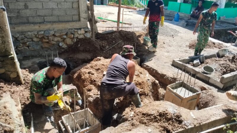 Personel Satgas TMMD Reguler ke-129 Kodim 0107/Aceh Selatan melaksanakan pengecoran tiang penyangga tower air dalam pembangunan fasilitas sumur bor yang telah mencapai progres 50 persen di Desa Aur Pelumat, Kecamatan Labuhanhaji Timur, Sabtu (8/8/2026). Foto: Dok. Istimewa