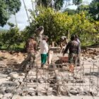 Babinsa Kodim 0108/Aceh Tenggara bersama masyarakat dan teknisi bergotong royong memasang tiang pylon Jembatan Gantung Perintis di Desa Lawe Ger-Ger, Kecamatan Ketambe, Kamis (6/8/2026). Foto: Dok. Istimewa