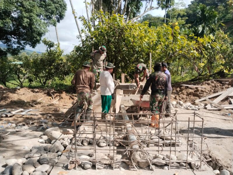 Babinsa Kodim 0108/Aceh Tenggara bersama masyarakat dan teknisi bergotong royong memasang tiang pylon Jembatan Gantung Perintis di Desa Lawe Ger-Ger, Kecamatan Ketambe, Kamis (6/8/2026). Foto: Dok. Istimewa 