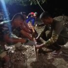 Personel Satgas TMMD Reguler ke-129 Kodim 0107/Aceh Selatan merangkai rangka tower penampung air hingga malam hari untuk mempercepat pembangunan fasilitas air bersih di Desa Tengah Pelumat, Kecamatan Labuhanhaji Timur, Jumat (7/8/2026). Foto: Dok. Istimewa
