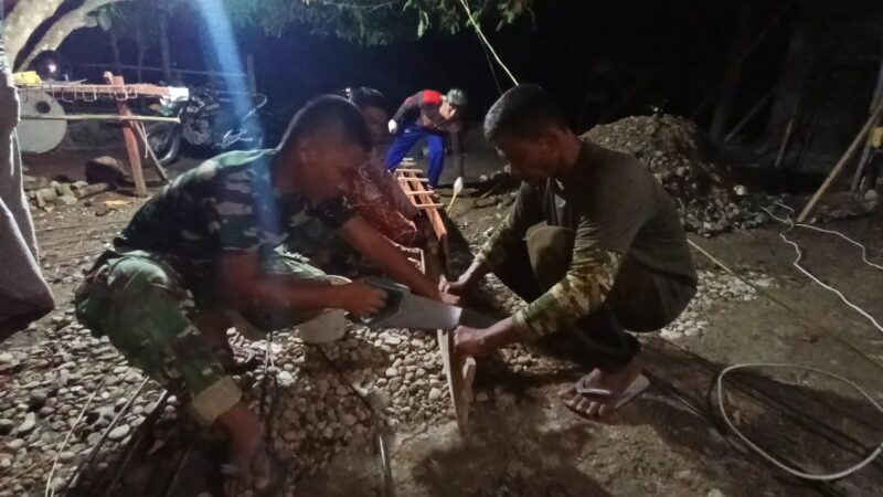 Personel Satgas TMMD Reguler ke-129 Kodim 0107/Aceh Selatan merangkai rangka tower penampung air hingga malam hari untuk mempercepat pembangunan fasilitas air bersih di Desa Tengah Pelumat, Kecamatan Labuhanhaji Timur, Jumat (7/8/2026). Foto: Dok. Istimewa 