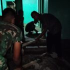Personel Satgas TMMD Reguler ke-129 Kodim 0107/Aceh Selatan tetap bekerja hingga larut malam menyelesaikan pemasangan lantai keramik RTLH titik 2 di Desa Kemumu Hilir, Kecamatan Labuhanhaji Timur, Kamis (6/8/2026). Foto: Dok. Istimewa