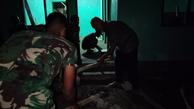 Personel Satgas TMMD Reguler ke-129 Kodim 0107/Aceh Selatan tetap bekerja hingga larut malam menyelesaikan pemasangan lantai keramik RTLH titik 2 di Desa Kemumu Hilir, Kecamatan Labuhanhaji Timur, Kamis (6/8/2026). Foto: Dok. Istimewa 