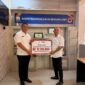 Plt. Kepala Biro PBJ Setda Aceh Ir. Afria menyerahkan donasi sebesar Rp12,3 juta kepada Plt. Sekretaris BPBA Abd. Aziz untuk membantu korban gempa bumi di Nusa Tenggara Timur (NTT), di Kantor BPBA, Banda Aceh, Rabu (26/8/2026). Foto: Dok. Istimewa 