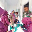 Personel Satgas TMMD Reguler ke-129 Kodim 0107/Aceh Selatan bersama petugas DP3AK Kabupaten Aceh Selatan memberikan pelayanan Posyandu kepada ibu hamil, ibu menyusui, dan balita di Desa Beutong, Kecamatan Labuhanhaji Timur, Rabu (5/8/2026). Foto: Dok. Istimewa