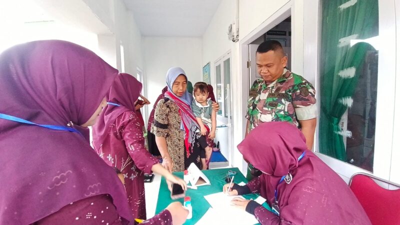 Personel Satgas TMMD Reguler ke-129 Kodim 0107/Aceh Selatan bersama petugas DP3AK Kabupaten Aceh Selatan memberikan pelayanan Posyandu kepada ibu hamil, ibu menyusui, dan balita di Desa Beutong, Kecamatan Labuhanhaji Timur, Rabu (5/8/2026). Foto: Dok. Istimewa 