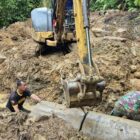 Personel Satgas TMMD Ke-129 Kodim 0107/Aceh Selatan bersama masyarakat memasang gorong-gorong pada pembangunan jalan di Desa Kemumu Seberang, Kecamatan Labuhanhaji Timur, Kabupaten Aceh Selatan, Rabu (5/8/2026). Foto: Dok. Istimewa