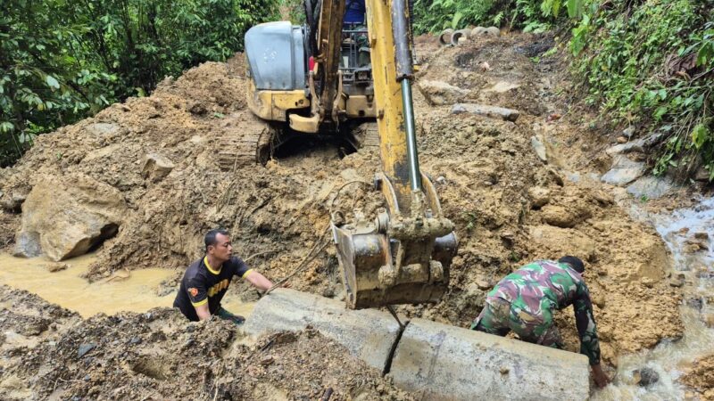 Personel Satgas TMMD Ke-129 Kodim 0107/Aceh Selatan bersama masyarakat memasang gorong-gorong pada pembangunan jalan di Desa Kemumu Seberang, Kecamatan Labuhanhaji Timur, Kabupaten Aceh Selatan, Rabu (5/8/2026). Foto: Dok. Istimewa