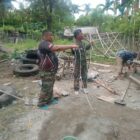 Pelda Dedi Mulyono bersama tim teknisi Satgas TMMD ke-129 Kodim 0102/Pidie memasang instalasi listrik dan lampu pada fasilitas MCK umum di Desa Lhok Panah, Kecamatan Sakti, Kabupaten Pidie, Senin (10/8/2026). Foto: Dok. Istimewa