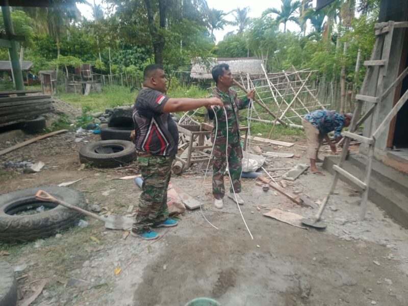 Pelda Dedi Mulyono bersama tim teknisi Satgas TMMD ke-129 Kodim 0102/Pidie memasang instalasi listrik dan lampu pada fasilitas MCK umum di Desa Lhok Panah, Kecamatan Sakti, Kabupaten Pidie, Senin (10/8/2026). Foto: Dok. Istimewa 
