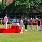 Bupati Aceh Barat Tarmizi, SP, MM menjadi inspektur upacara HUT ke-81 Kemerdekaan RI di Lapangan Teuku Umar Meulaboh, Senin (17/8/2026). Foto: Dok. Istimewa