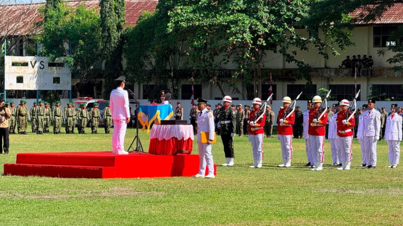 Bupati Aceh Barat Tarmizi, SP, MM menjadi inspektur upacara HUT ke-81 Kemerdekaan RI di Lapangan Teuku Umar Meulaboh, Senin (17/8/2026). Foto: Dok. Istimewa 