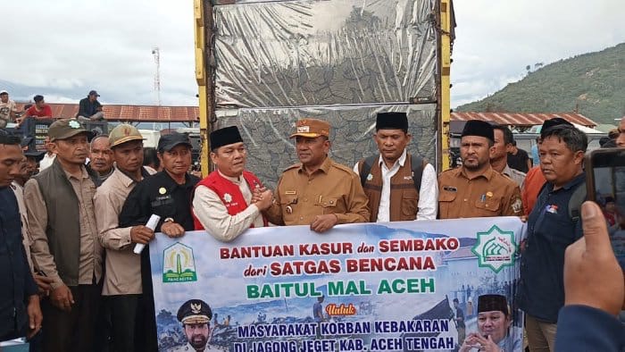 Ketua Baitul Mal Aceh Tgk. H. Muhammad Yunus menyerahkan bantuan tanggap darurat kepada warga terdampak kebakaran di Kecamatan Jagong Jeget, Aceh Tengah, Selasa (11/8/2026). Foto: Dok. Istimewa 
