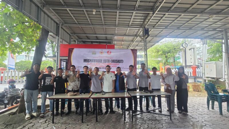 Pengurus ABTI Provinsi Aceh, Pengkot ABTI Kota Banda Aceh, KONI Banda Aceh, serta anggota ABTI se-Kota Banda Aceh berfoto bersama usai pelaksanaan Musyawarah Kota (Muskot) ABTI Kota Banda Aceh periode 2026-2030, Kamis (7/8/2026). Foto: Dok. Istimewa 