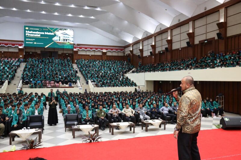 Direktur Utama Bank Aceh Fadhil Ilyas saat memberikan edukasi literasi keuangan kepada sekitar 8.000 mahasiswa baru USK dalam kegiatan PAKARMARU USK 2026 di Gedung AAC USK, Banda Aceh, Rabu (12/8/2026). Foto: Dok. Istimewa 
