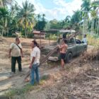 Personel Satgas Jembatan Gantung Kodim 0108/Agara bersama masyarakat bergotong royong menurunkan dan memindahkan material besi pondasi pembangunan Jembatan Gantung Perintis Garuda di Desa Lawe Pinis, Kecamatan Darul Hasanah, Aceh Tenggara, Sabtu (29/8/2026). Foto: Dok. Istimewa