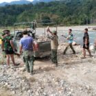 Personel Kodim 0108/Agara bersama Yon TP 855/RD dan masyarakat bergotong royong mengumpulkan serta mengangkut material batu sungai untuk mendukung pembangunan Jembatan Gantung Perintis di Desa Lawe Pinis, Kecamatan Darul Hasanah, Aceh Tenggara, Sabtu (29/8/2026). Foto: Dok. Istimewa