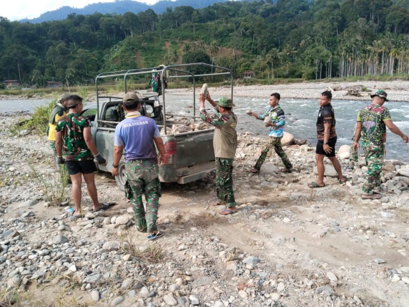 Personel Kodim 0108/Agara bersama Yon TP 855/RD dan masyarakat bergotong royong mengumpulkan serta mengangkut material batu sungai untuk mendukung pembangunan Jembatan Gantung Perintis di Desa Lawe Pinis, Kecamatan Darul Hasanah, Aceh Tenggara, Sabtu (29/8/2026). Foto: Dok. Istimewa 