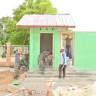 Satgas TMMD ke-129 Kodim 0102/Pidie mempercepat penyelesaian pembangunan lima titik MCK dan sumur bor yang kini memasuki tahap finishing di sejumlah lokasi di Kecamatan Sakti, Kabupaten Pidie, Senin (10/8/2026). Foto: Dok. Istimewa