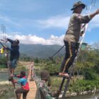 Babinsa Posramil Deleng Pokhkisen bersama masyarakat memasang besi pagar pengaman pada Jembatan Beton di Desa Bunga Melur, Kecamatan Deleng Pokhkisen, Aceh Tenggara, Minggu (9/8/2026). Foto: Dok. Istimewa
