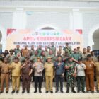 Bupati Pidie Jaya H. Sibral Malasyi foto bersama unsur lintas sektor usai Apel Kesiapsiagaan Bencana Alam dan Karhutla di Halaman Gedung MTQ Pidie Jaya, Senin (14/9/2026). Foto: Dok. Istimewa