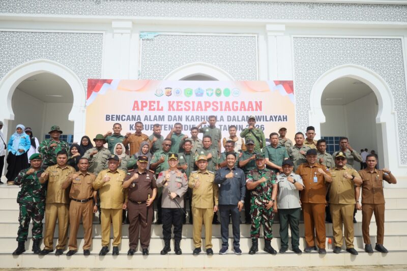 Bupati Pidie Jaya H. Sibral Malasyi foto bersama unsur lintas sektor usai Apel Kesiapsiagaan Bencana Alam dan Karhutla di Halaman Gedung MTQ Pidie Jaya, Senin (14/9/2026). Foto: Dok. Istimewa 