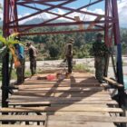 Babinsa bersama masyarakat melakukan pengecatan tiang pylon Jembatan Gantung Perintis yang menghubungkan wilayah Kecamatan Darul Hasanah dengan Desa Kumbang Jaya, Kecamatan Badar, Aceh Tenggara, Selasa (22/9/2026). Foto: Dok. Istimewa