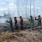 Suasana tim gabungan saat melakukan penyisiran, pemadaman, pembasahan, dan pendinginan di kawasan karhutla Gampong Ujung Mangki, Kecamatan Bakongan, Aceh Selatan, Rabu (2/9/2026). Foto: Dok. Istimewa